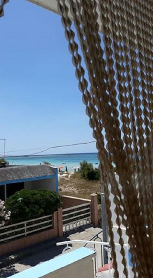 Villino Celeste fronte spiaggia Torre Lapillo Esterno foto